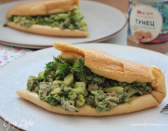 Яичная лепешка воздушная, нежная. Начинка сочная, насыщенная. Аппетитный здоровый завтрак для любимых. Благодарю за прочтение рецепта.