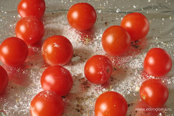 Выкладываем томаты на противень. Солим и перчим томаты.