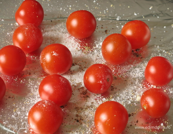 Выкладываем томаты на противень. Солим и перчим томаты.