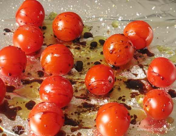 Поливаем маслом (1 ст. л.) и бальзамическим уксусом.