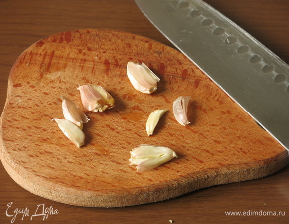 Раздавливаем чеснок плоской стороной ножа. Молодой не очищаем.