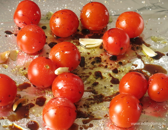 Добавляем чеснок к томатам.