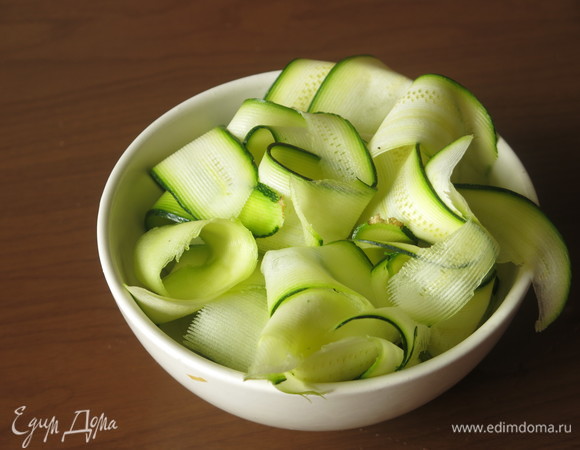 Нарезаем цукини и обжариваем на гриле.