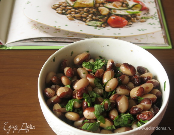 Добавляем базилик к фасоли, перемешиваем.