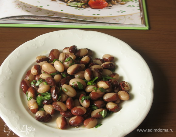 Выкладываем фасоль на тарелку.