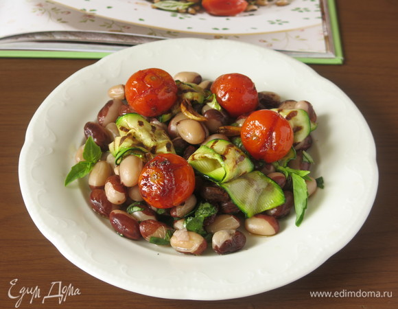 Сверху выкладываем цукини и черри с чесноком. Поливаем соусом с томатов.