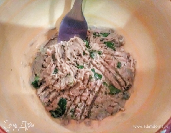 Тунца и авокадо размять вилкой, добавить зелень и творожный сыр, посолить и поперчить по вкусу. Если консистенция пасты слишком густая и сложно будет намазывать ее на огуречный слайс, то можно добавить 1–2 ч. л. оливкового масла, в котором был законсервирован тунец (я добавила 1 ч. л.)