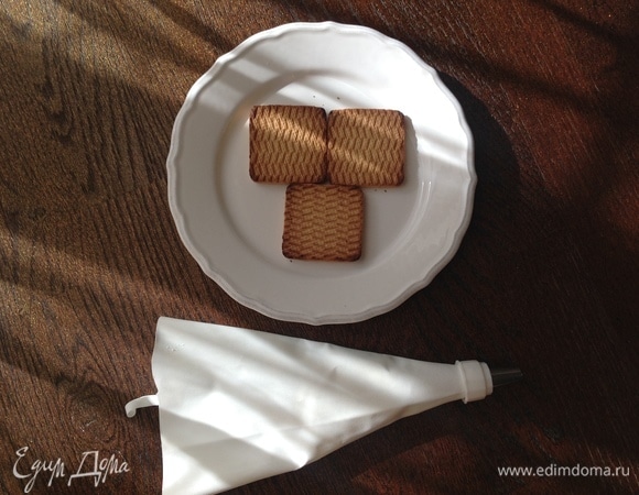 Печенье можно использовать любое: песочное, крекер, овсяное. Творожную начинку можно выложить ложкой или с помощью кондитерского мешка.