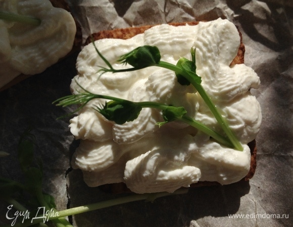 Получается вот так просто и вкусно. По желанию можно украсить любой зеленью (у меня веточки горошка). Приятного аппетита!