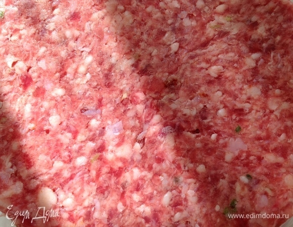 Фарш охладить и выбить. Добавить соль, перец, бренди. Хорошо перемешиваю. Луковицу натираю на мелкой терке, добавляю в фарш.