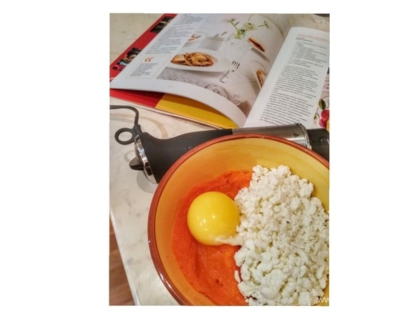 Морковь отварить и почистить, пюрировать блендером в гладкое пюре. Половину творога соединить с морковным пюре, яйцом.