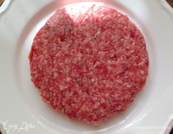 Формирую большие котлеты (по размеру чайного блюдца).