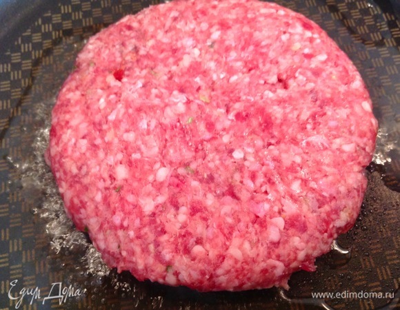 Разогреваю сковородку, наливаю масло. Жарю котлеты с каждой стороны по 4–5 минут.