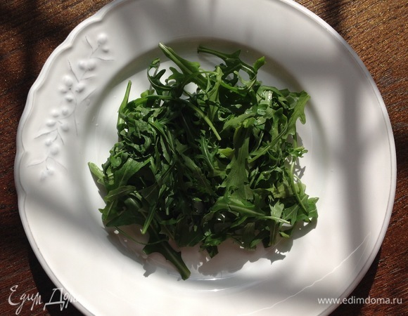 Руколу мою. Выкладываю на тарелку по центру.