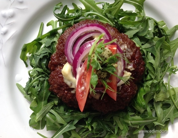 На руколу кладу котлету. Сверху слегка мажу хорошим майонезом (можно сметаной). Украсить сверху по желанию.