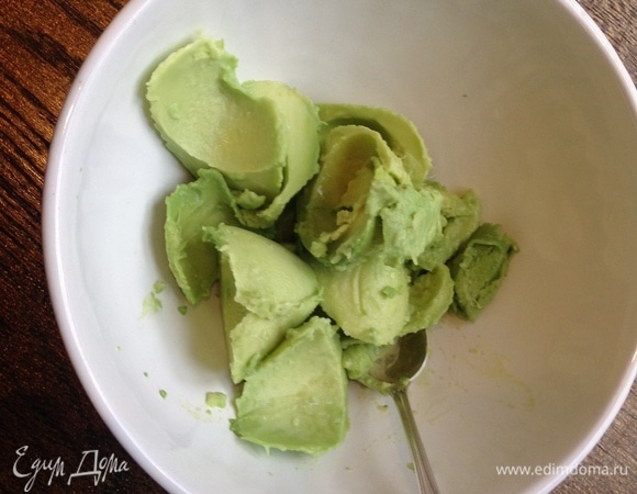 Мякоть авокадо выложить в тарелку.