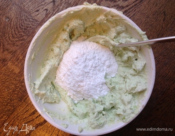 Все хорошо размять (можно измельчить в блендере, я делаю вилкой, чтобы была текстура крема не гладкая, а с кусочками авокадо). Добавляю сахарную пудру. Хорошо перемешиваю.
