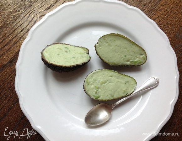 Наполняю чашечки из авокадо кремом.