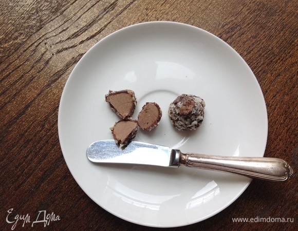 Разрезаю конфету на кружочки.