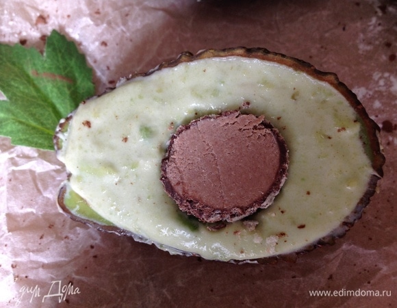 Кладу конфетный кружок в серединку авокадо (имитация косточки авокадо).