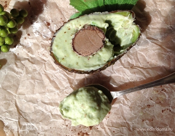 К десерту подавайте ложечку. Десерт идеально положить в холодильник и подавать охлажденным.