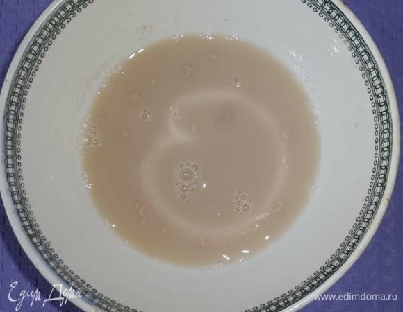 Воду разогреть до теплого состояния, раскрошить в нее дрожжи, положить сахар, соль, ванилин, перемешать.