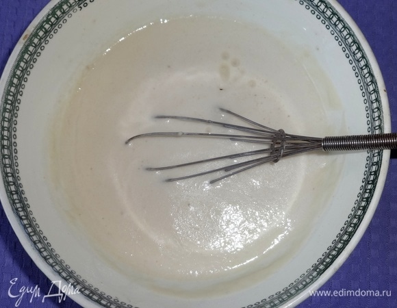 Влить растительное масло, перемешать.