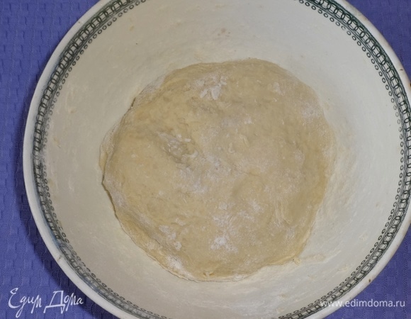 Замесить тесто. Собрать его в шар, накрыть полотенцем и поставить для подъема в теплое место примерно на 1 час. За это время 2 раза обмять тесто.