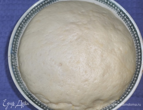 Подошедшее тесто еще раз обмять.