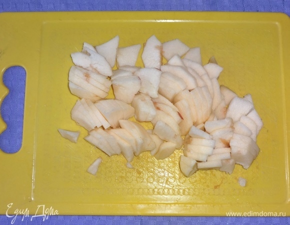 Яблоки вымыть, очистить от кожуры и семян, нарезать сначала на 4 части, а затем — тонкими пластинами.