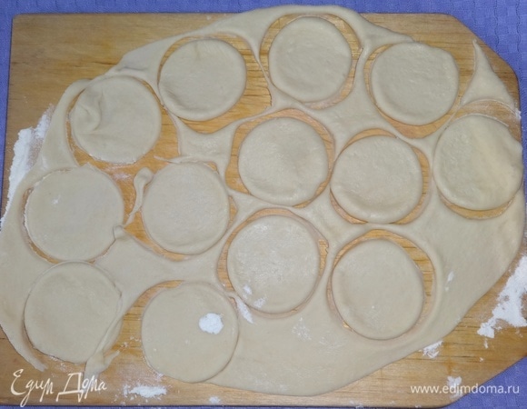 Оставшуюся часть теста раскатать в тонкий пласт на посыпанной мукой доске. С помощью небольшого стакана вырезать кружки.