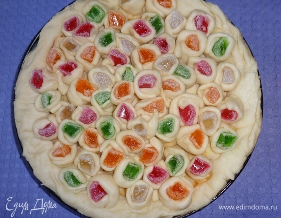 Разложить кусочки теста с мармеладом на пироге поверх яблок. Дать немного подойти (минут 10). Поставить пирог в духовку, разогретую до 180°C, на 40–45 минут. Ориентируйтесь при выпечке на свою духовку.