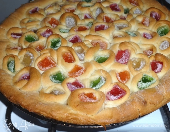 Готовый пирог вытащить из духовки, немного остудить.