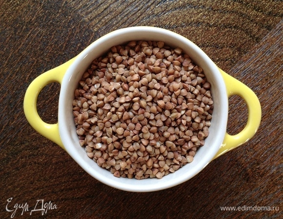 Гречку мою, заливаю водой. Варю.