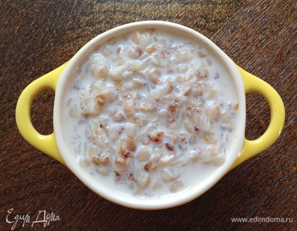 В готовую гречку наливаю молоко, варю 5 минут. Сахар и соль в этом варианте я не кладу.