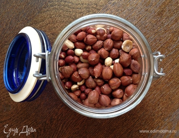 Добавляю орехи: фундук и арахис. Можно любые, которые вам нравятся.