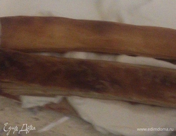 На пищевую пленку положить ряд полосок, щедро промазать их кремом, сверху — снова тесто, крем и т. д. С помощью пленки завернут в рулет, поставить его в холодильник на 6–8 часов.