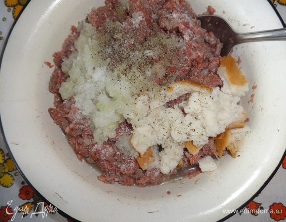 Лук, чеснок очистить, вымыть, обсушить. Измельчить в мясорубке или блендере. Батон замочить в воде, слегка отжать. В фарш добавить батон, лук и чеснок, посолить, поперчить, тщательно вымешать.