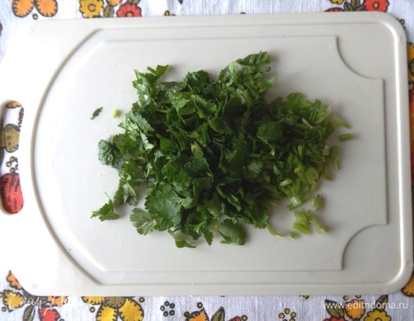 Кинзу вымыть, обсушить, мелко нарезать.