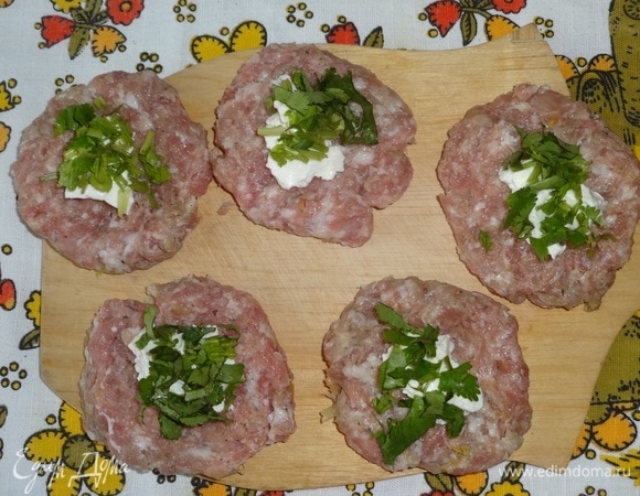 Сверху положить щепотку нарезанной кинзы.