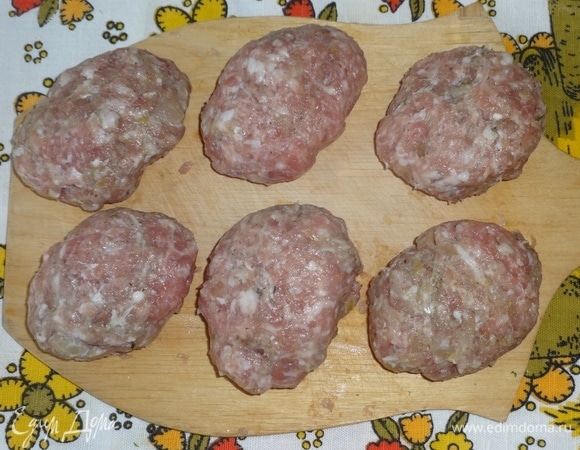 Соединить концы лепешек и сформовать котлеты.