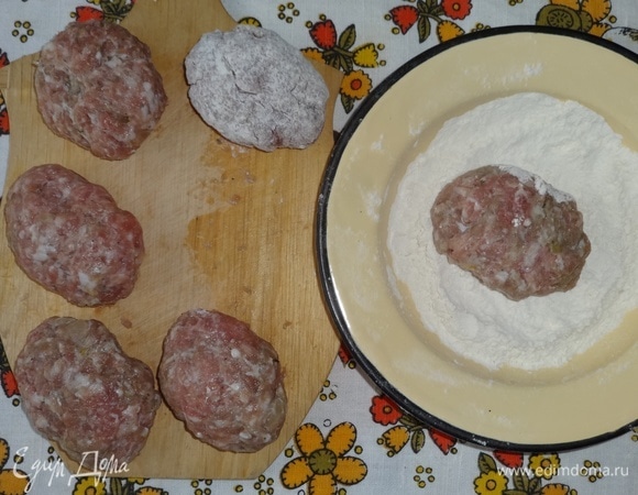 Котлеты обвалять в муке. Лишнюю муку стряхнуть.
