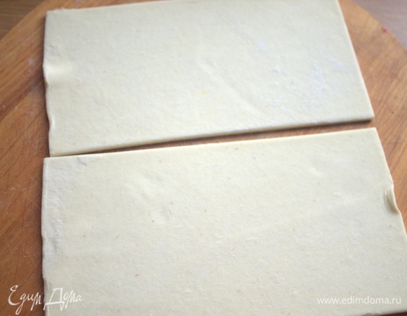 Взять 2 прямоугольника замороженного теста размером 10х20 см.