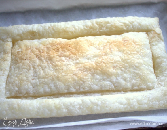 Я решила слегка подсушить основу, так как начинка довольно мокрая.