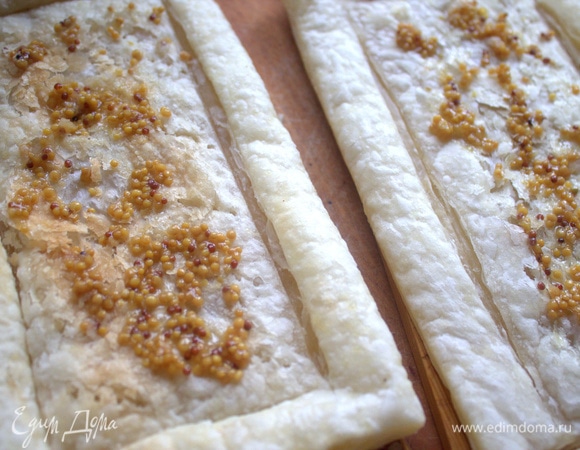 Не больше 5 минут в духовке. Смазать горчицей центральную часть.