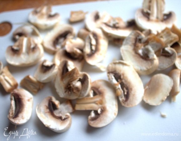 Грибы нарезать пластинками. Кроме свежих, в оригинале были сухие грибы, которые надо заранее замочить.