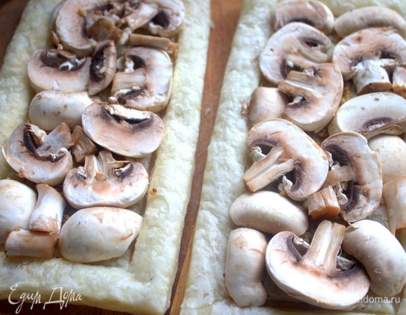 Распределить грибы поверх горчицы.