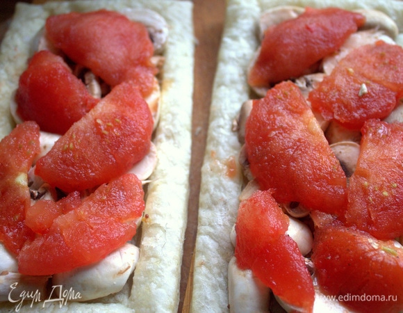 Сверху — помидорные ломтики, лучше без кожицы. Лишний сок тоже убрать. Сбрызнуть оливковым маслом.