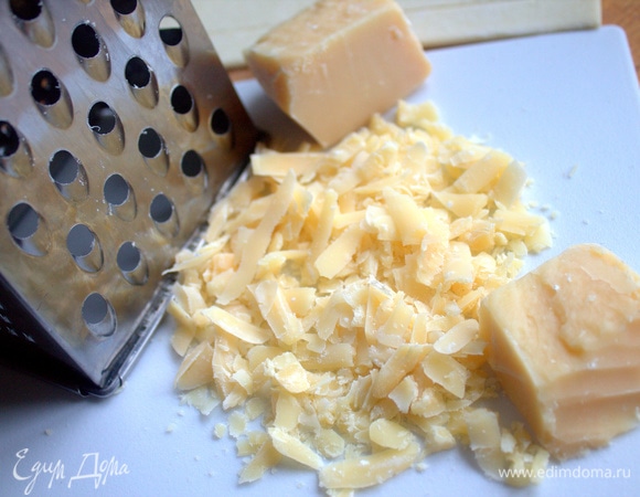 Пармезан натереть или взять готовый натертый.