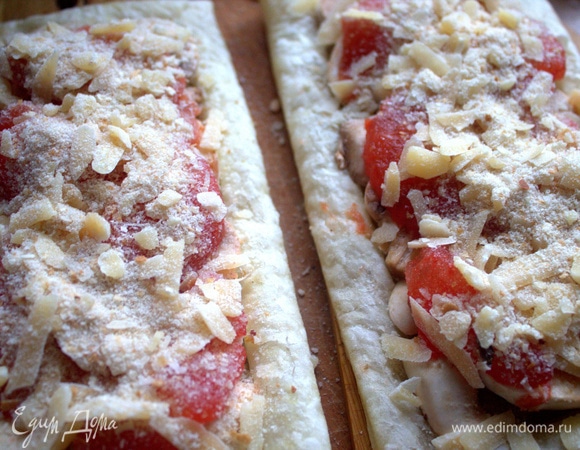 Посыпать сыром начинку. Посолить, поперчить.